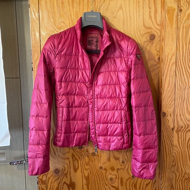 프라다 삼각로고 패딩 판매 합니다. 