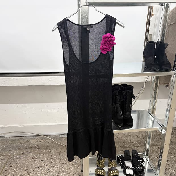 빈티지 브로치 디테일 슬리브리스 니트 드레스