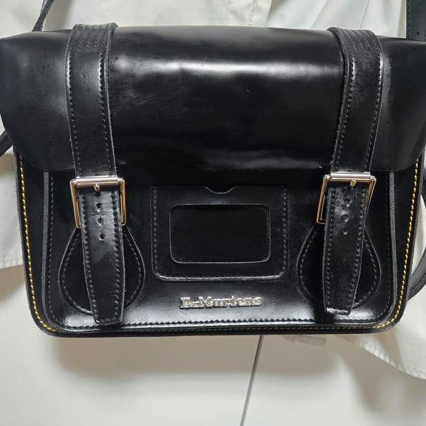 닥터마틴 11인치 사첼백 블랙