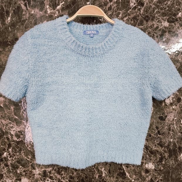 GROVE 브랜드의 하늘색 크롭 니트