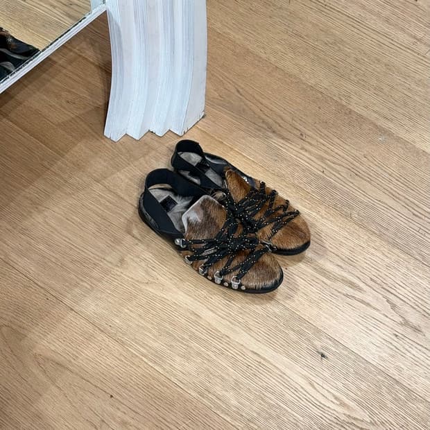 몽클레르 헤어온 레더 레이스 샌들