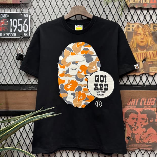 베이프 후쿠오카 반팔 티셔츠 전면 고 에이프 카모 로고 디테일 블랙