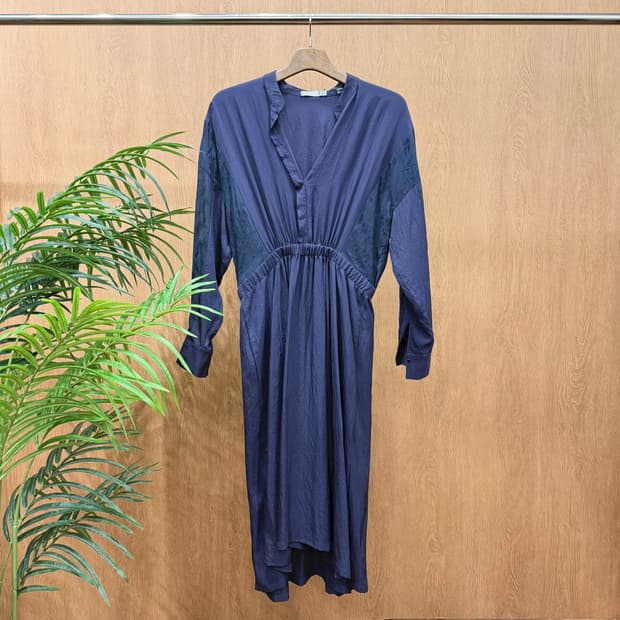 빈스 롱 원피스 플라워 패턴 셔링 브이넥 플레어 디테일 루즈핏 네이비