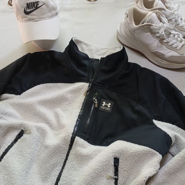 언더아머 후리스 자켓 이쁨