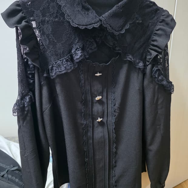 디마럽 레이스 프릴 하트 비쥬 블라우스