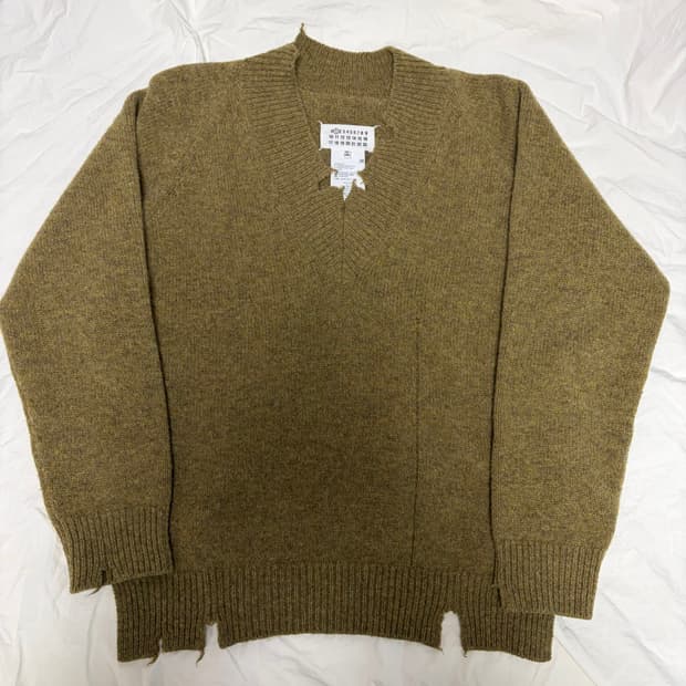 마르지엘라 디스트로이드 브이넥 스웨터