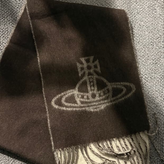 비비안웨스트우드 더블 로고 머플러 오프 화이트