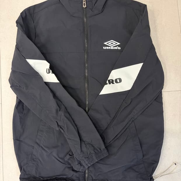 엄브로 바람막이