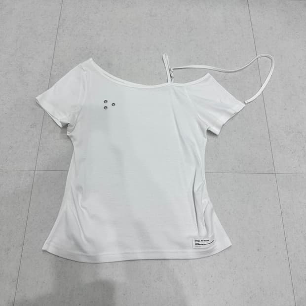 이네기 버클 스트랩 원 숄더 탑 반팔 화이트
