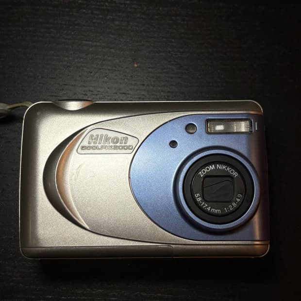 뉴진스 혜인 디카) 니콘 쿨픽스 Nikon COOLPIX 2000 단품