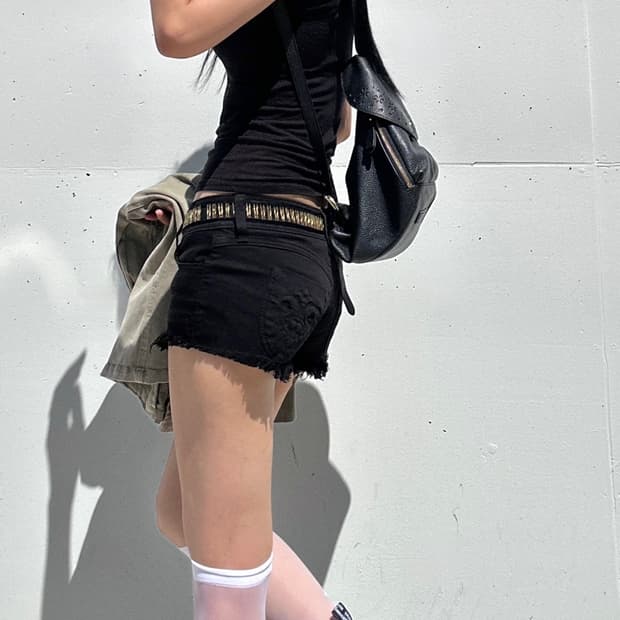 Pearl accent short pants / black