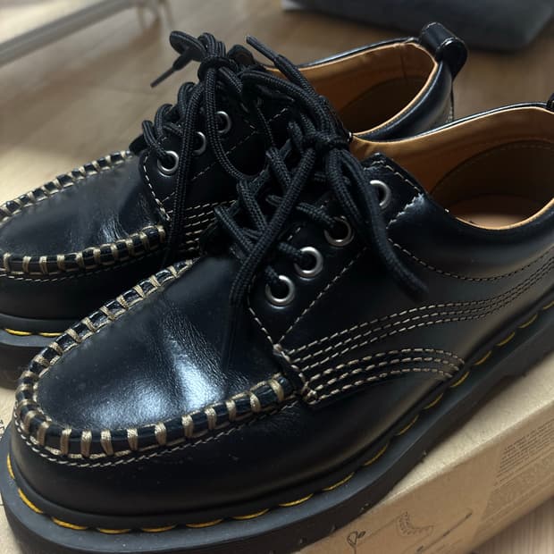 닥터마틴 로웰 레더 목 토 슈즈 블랙 아날린