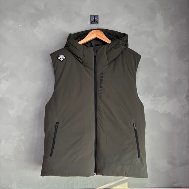 데상트 덕다운 패딩조끼 카키