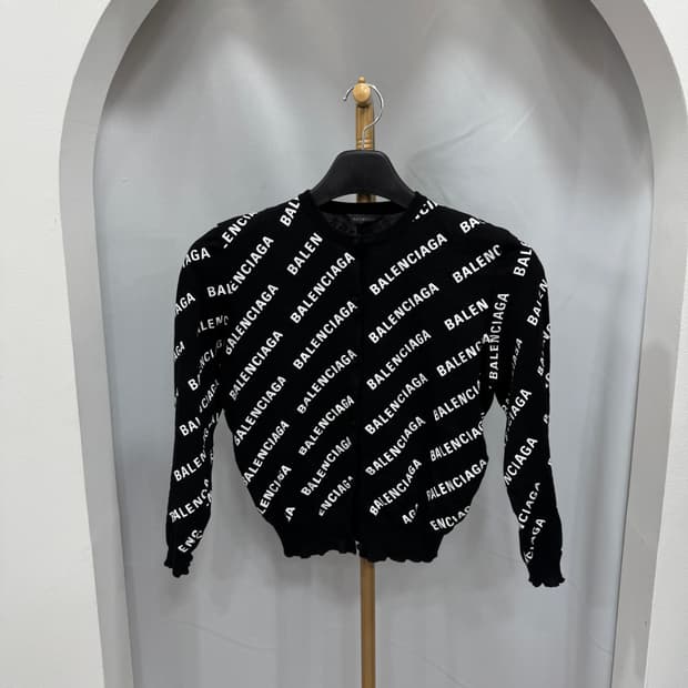 백화점판 새상품급 발렌시아가 로고 긴팔 가디건 S 