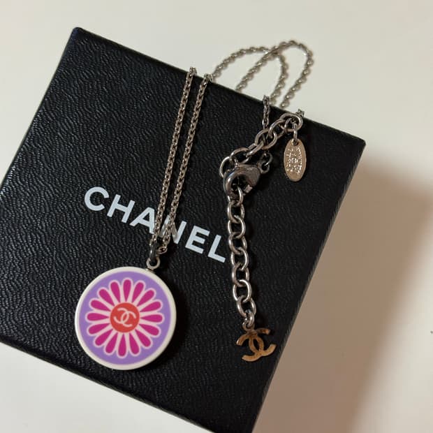 샤넬 플라워 cc로고 목걸이(연보라+핑크)