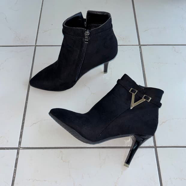 (225) Classic Black pumps ankle heels