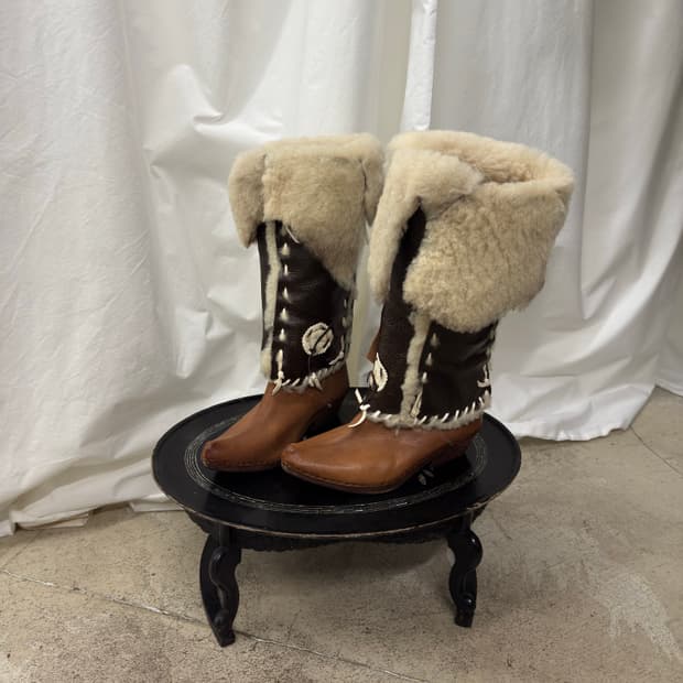 Malibu Cowboy Shearling Leg Warmer 레그워머