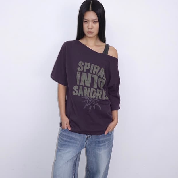 샌드릭 one shoulder printed T-shirt