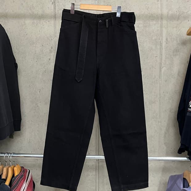 코모리 벨티드 데님 팬츠 블랙