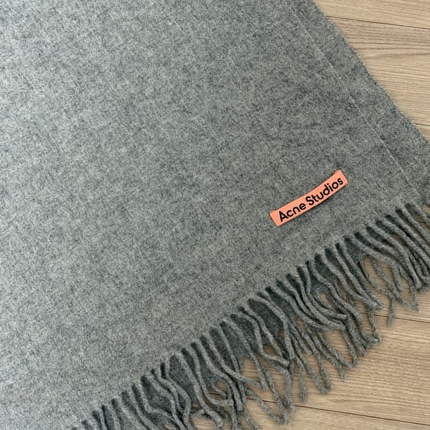 아크네스튜디오 네로우 머플러 라이트그레이