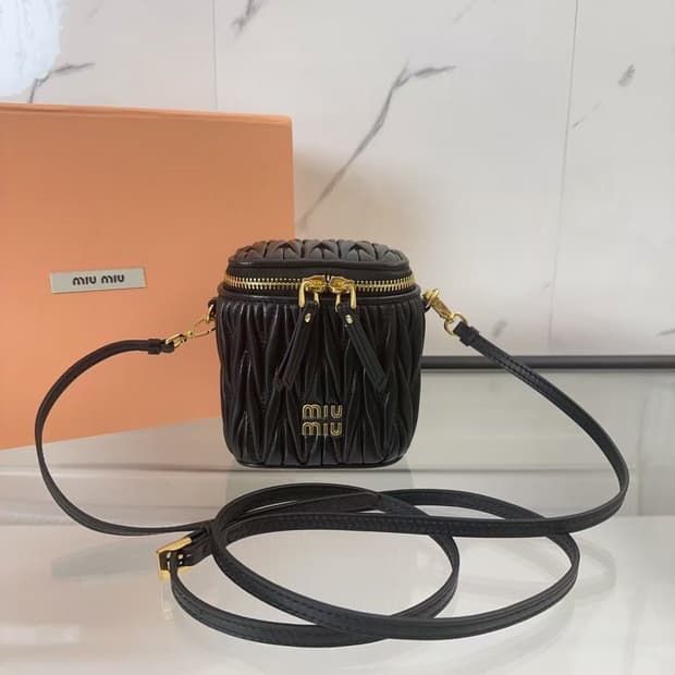 미우 미우 마테라쎄 나파 레더 미니 파우치 블랙 