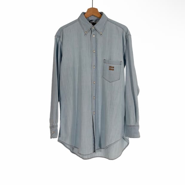 [38] 미우미우 24ss 샴브레이 자수 로고 데님 셔츠 라이트 블루