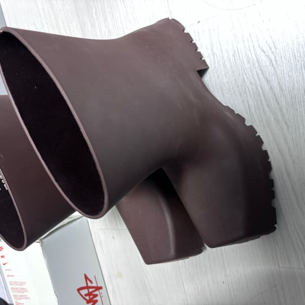 발렌시아가 트루퍼 부츠 42 브라운 급처합니다