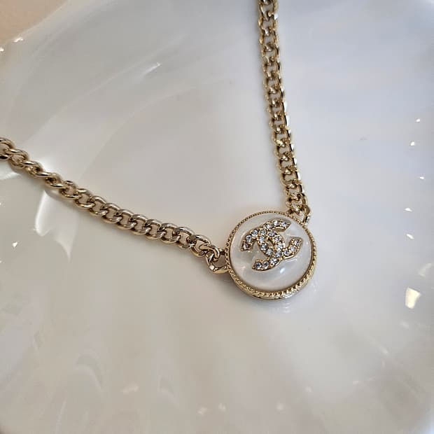 샤넬 화이트레진 CC 체인목걸이 골드 업사이클링