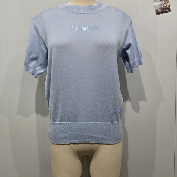 꾸레쥬 미쏘 하트 자수 반팔 니트 하늘색