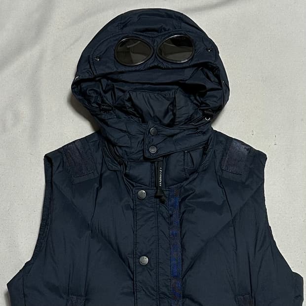 100 C.P.컴퍼니 고글 후드 패딩 베스트