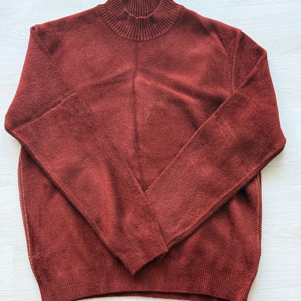 커스텀멜로우 벨벳 텍스처 하이넥 니트