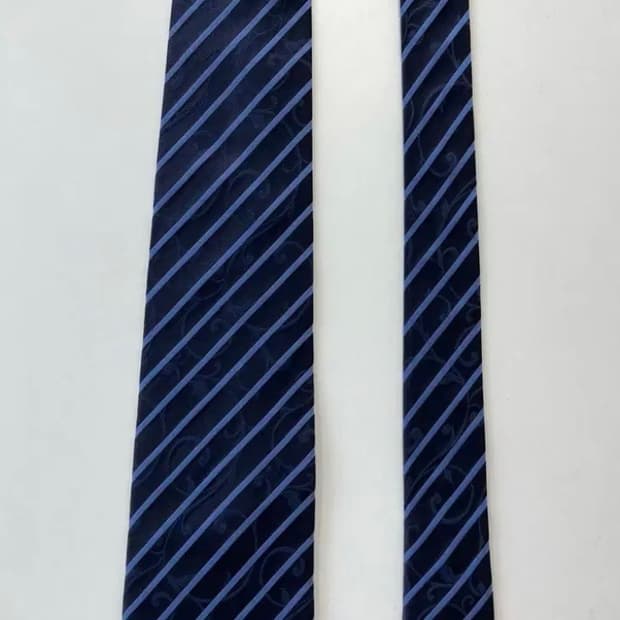 니나리치 넥타이