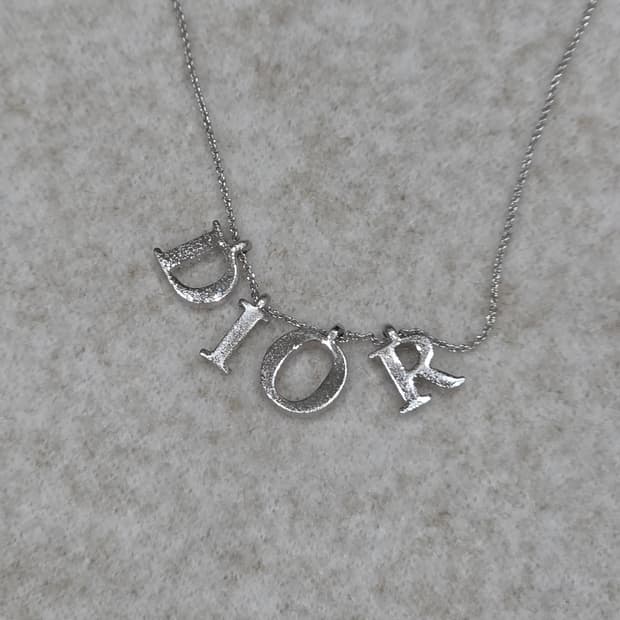 디올 은장 DIOR 로고 레터링 목걸이(남녀공용)