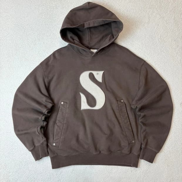 세터 SATUR 23ss 리벳 아플리케 포켓 후드티 PN6225