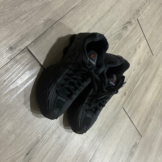 나이키 샥스 R4 블랙