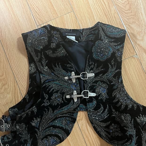 낫컨벤셔널 블랙 페이즐리 벨벳 코르셋 탑