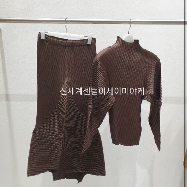 이세이미야케 랩드 스웨이드 라이크 플리츠 브라운