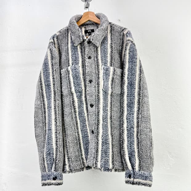 스투시 23fw 스트라이프 쉐르파 셔츠 차콜