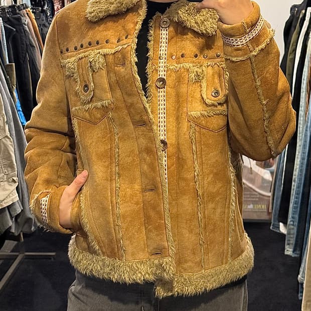 썰스데이 아일랜드 베이지 카멜 털 무스탕 웨스턴 빈티지 스웨이드 100