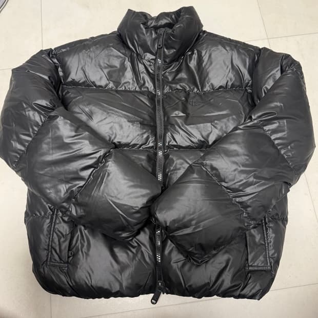 캘빈클라인 남녀공용 스탠드 카라 글로시 다운 푸퍼 자켓 패딩 S