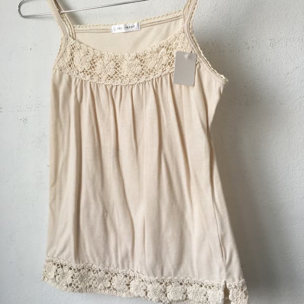 Lace point sleeveless