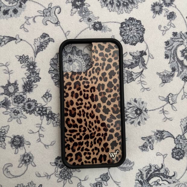 아이폰 15 와일드플라워 케이스