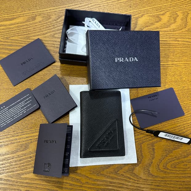 프라다 사피아노 반지갑 블랙