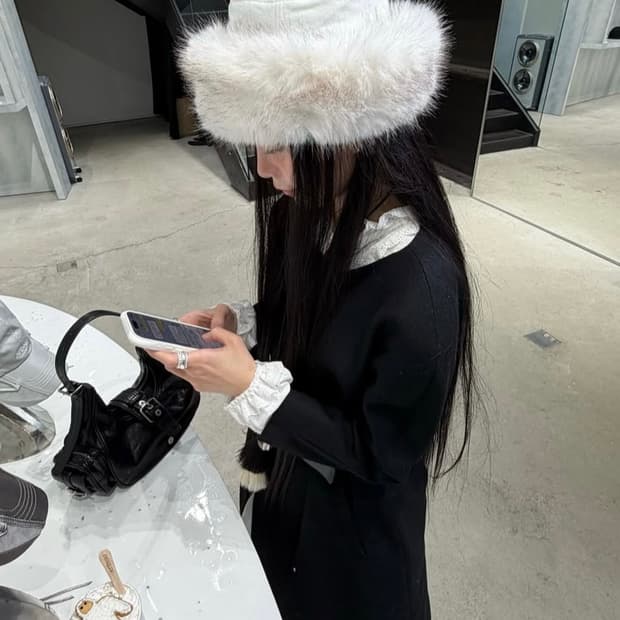 어티슈 퍼로우 버킷햇 화이트