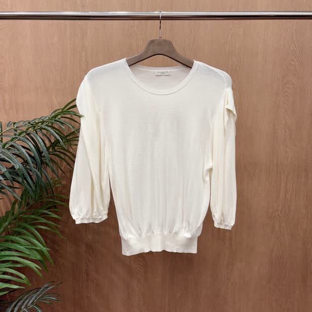 드리스 반 노튼 라운드넥 긴팔 니트 밑단 시보리 퍼프 디테일 아이보리