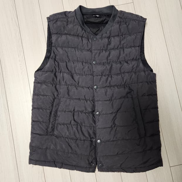 지벤 경량 패딩조끼 사이즈m

오염 하자 없이 깨끗해요^^

세탁해뒀어요