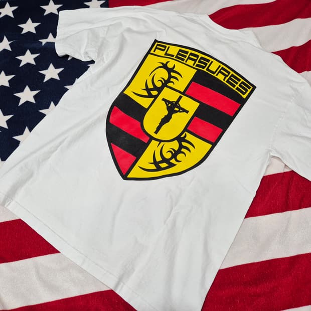 PLEASURES 플레져스 페라리 로고 반팔 티셔츠 화이트