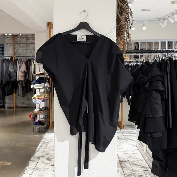 비비안웨스트우드 블랙 브이넥 언발란스 드레이프 백리본 탑 