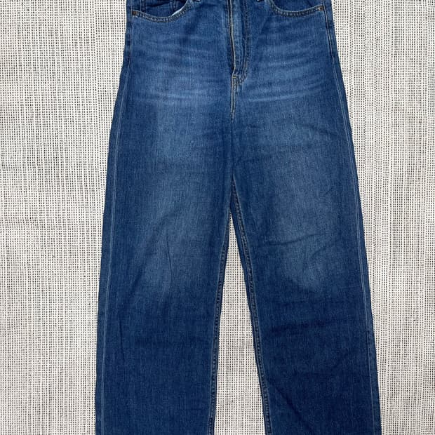 28) LEVI’s high loose denim
