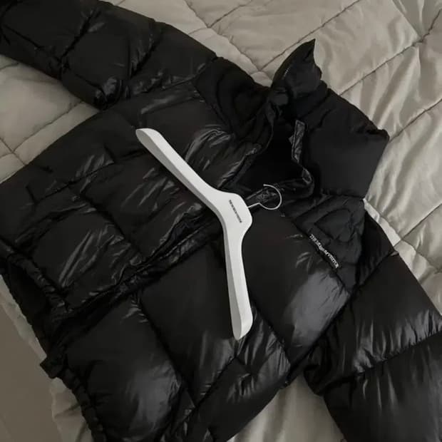 더뮤지엄비지터 패딩 L (1회 착용)